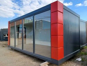 OFFENER BÜROKONTAINER 3×6 MIT VITRINEN